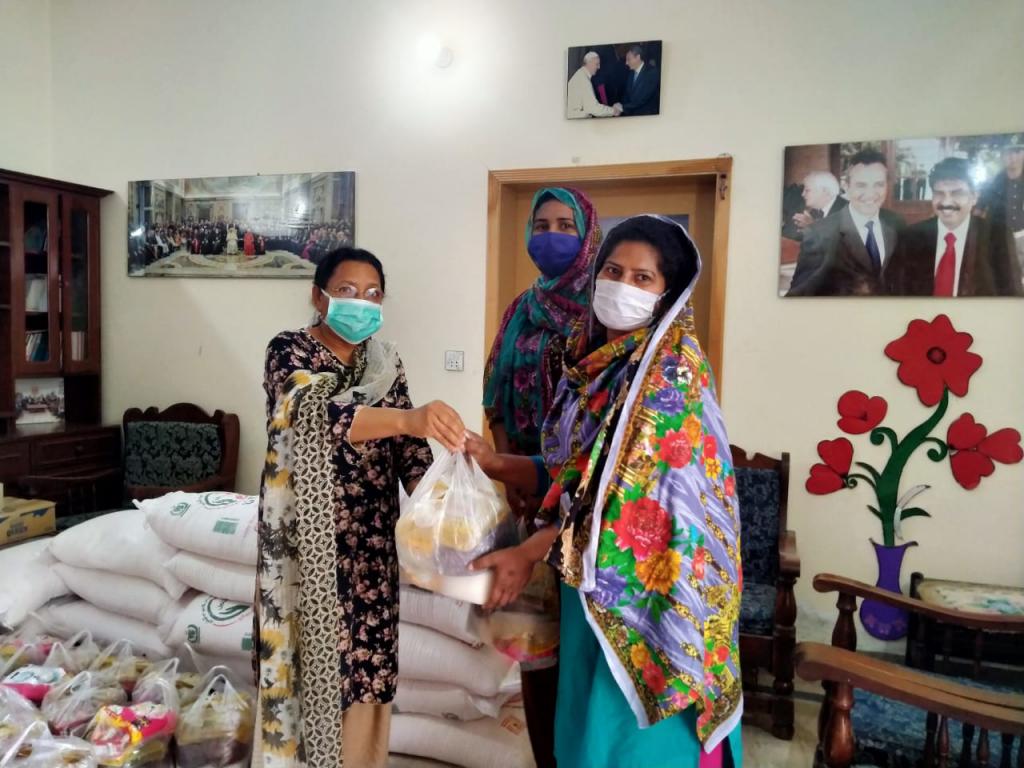 Des masques produits à domicile et des stocks de nourriture arrivent aux plus pauvres du Pakistan